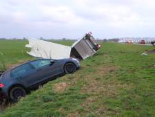 Storm Eunice raast over de regio: vrachtauto waait van de weg bij Vuren en de tent van de GGD stort in