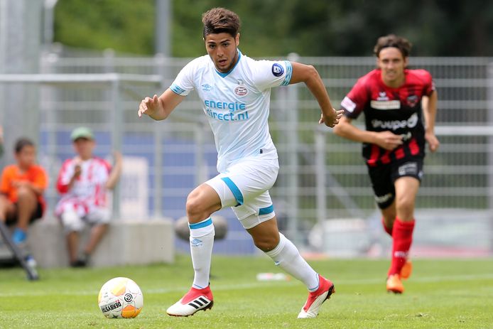 Maxi Romero maakte zijn eerste minuten in het shirt van PSV.  Zaterdagmiddag viel de Argentijn in de tweede helft in tijdens het oefenduel tussen PSV en Neuchâtel Xamax in het Zwitserse Bagnes. Romero trainde al enkele weken volledig mee bij PSV en de technische staf achtte de tijd nu rijp voor wedstrijdminuten.