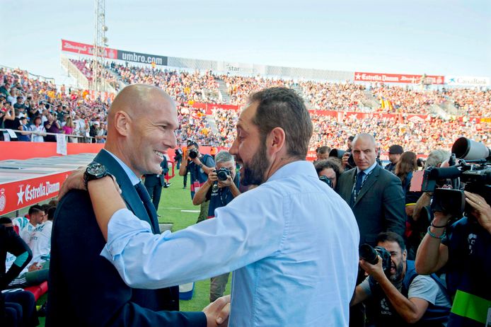 Machin schudt Zidane de hand.