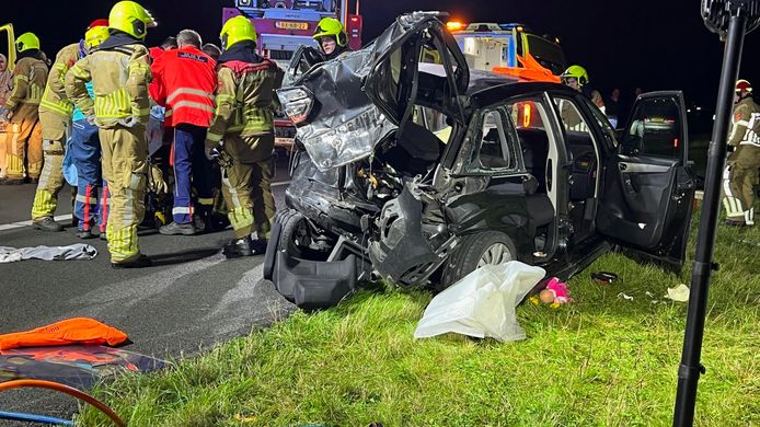 Bij een ernstig verkeersongeluk tussen twee auto’s op de A73 is zaterdagnacht een 10-jarig meisje om het leven gekomen.