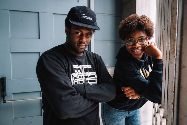 Rapper Dvtch Norris (hier naast Coely): ‘Ik vond het fijn om in mijn eerste nummers slimmigheden te steken vol punchlines. Vandaag vertel ik liever verhalen.’ Beeld Illias Teirlinck