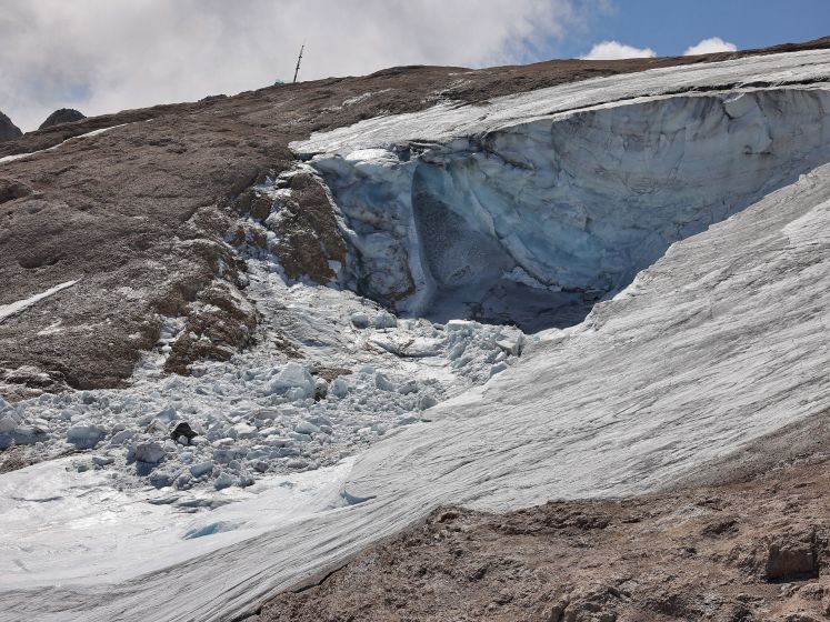 L'avalanche du glacier italien laisse un énorme trou dans la glace