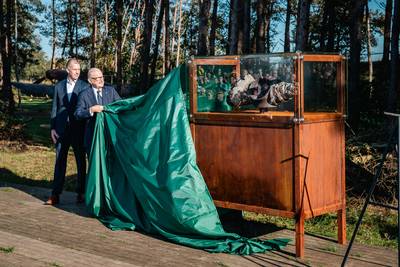 Na het graf hebben vijf Nieuw-Zeelanders hier nu ook hun oorlogsmonument, onthuld door Pieter van Vo