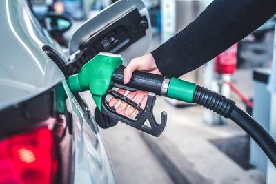 Prijs aan de pomp daalt: benzine goedkoper vanaf morgen