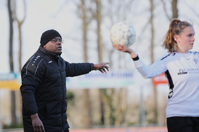 Ondanks een prima resultaat tegen Always Forward én een goede klik met zijn speelsters, vertrekt Olton Valois Smith aan het eind van het seizoen bij Witkampers.