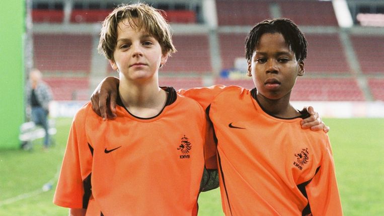 Yannick van de Velde en Dionicho Muskiet in ‘In Oranje’ van Joram Lürsen. Beeld 