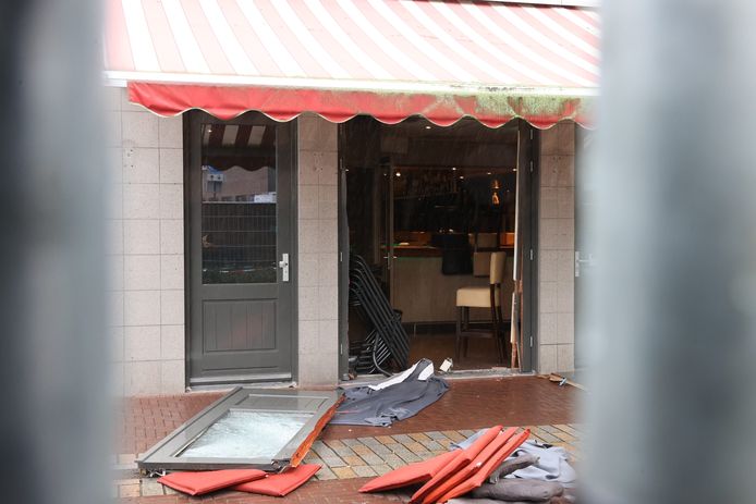 Aanslag bij Appie's Premium Bar in Helmond, waarbij onder ander de pui uit het hoekpand werd geblazen.