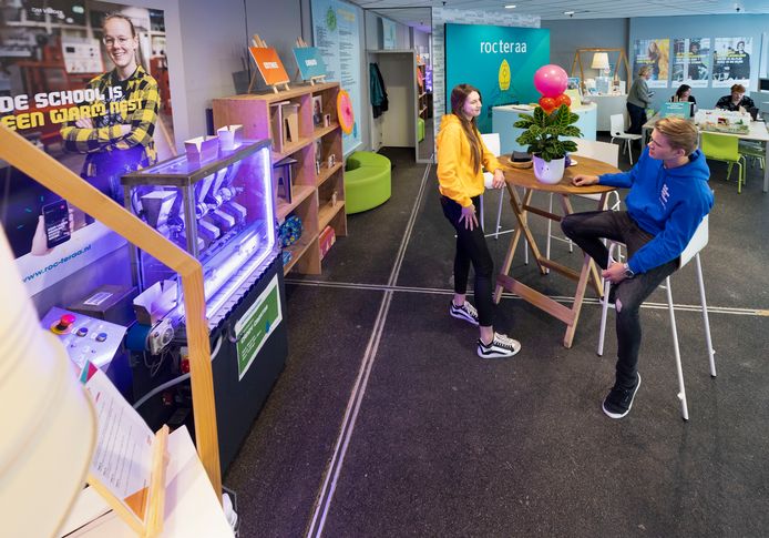 ROC Ter AA-studenten Sidney Bouwman (l) en Sem Versfeld in de tijdelijke winkel.