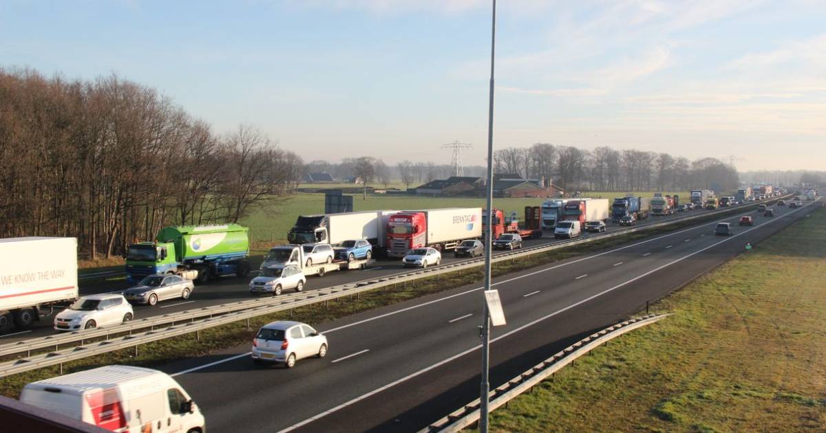Verkeer op A1 tussen Apeldoorn en Deventer staat stil na ongeval: lange file.