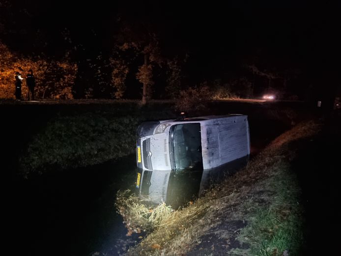 Het bij Sinderen te water geraakte busje van de koerier.