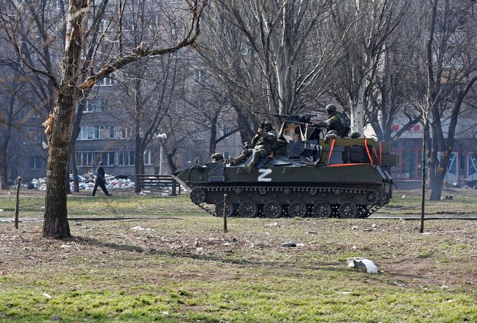 Russische soldaten met een tank in Marioepol.