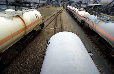 Chloortreinen op de Betuweroute, moeten we wakker liggen? ‘Die tanks, dat zijn bunkers op wielen’