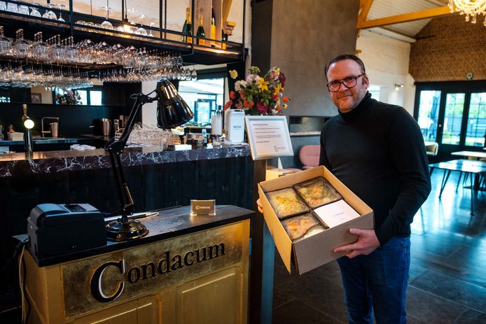 Manager Thierry Peeters van restaurant Condacum met zijn maaltijdboxen.