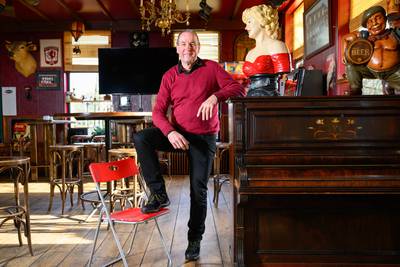 Bennie uit Beckum pinkt geen traantje weg als hij zijn café overdraagt: ‘Je weet hè... een man mag n