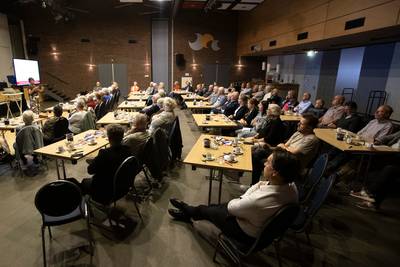 ‘Ouderen, verhuis of pas je woning aan vóórdat er stront aan de knikker is’