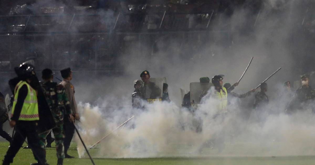 Polisi menembak ‘tanpa pandang bulu’ saat gas air mata ditembakkan ke stadion Indonesia  sepak bola asing