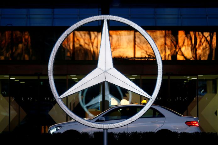 FILE PHOTO: A Mercedes Benz logo is pictured at a customer center at the Mercedes Benz factory in Sindelfingen, Germany, January 24, 2018.   REUTERS/Ralph Orlowski /File Photo