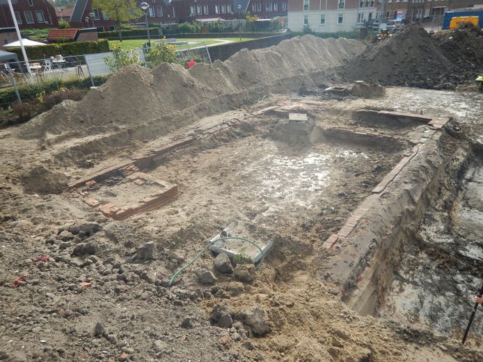 Opgraving Aarplein. De bakstenen funderingen van de schuur bij de boerderij zijn bijna compleet teruggevonden.