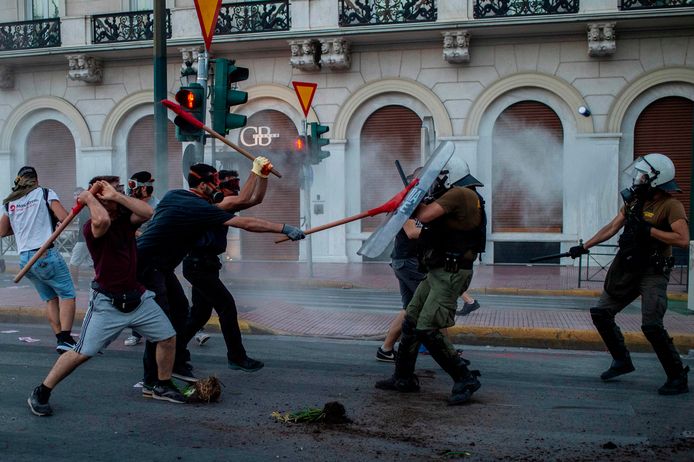 Demonstranten clashen met de Griekse oproerpolitie in Athene. De demonstranten protesteren tegen maatregelen van de conservatieve Griekse regering om vreedzame protesten te beperken
