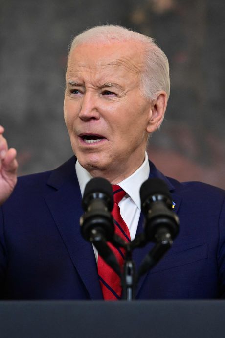 Joe Biden signe le plan d'aide à l'Ukraine: du matériel militaire envoyé “dans les prochaines heures”
