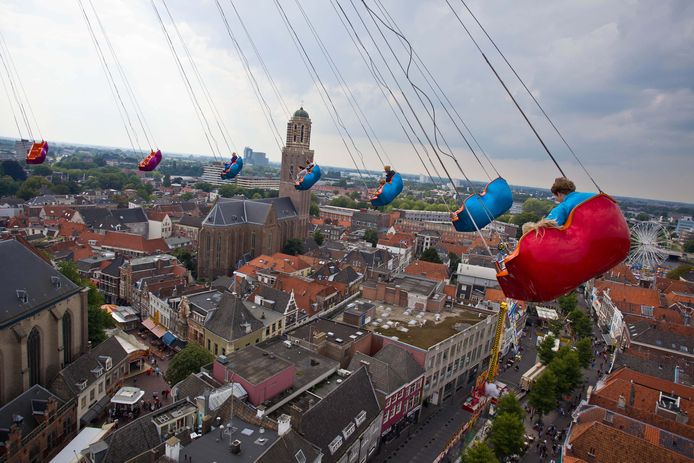 Uitzicht over Zwolle vanuit de zestig meter hoge zweefmolen in de binnenstad tijdens de zomerkermis in 2010.