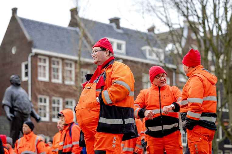  Ambtenaren leggen hun werk neer om een beter cao af te dwingen. Vakbond FNV hoopt met werkonderbrekingen en stakingen een beter cao af te dwingen voor gemeenteambtenaren.  Beeld ANP