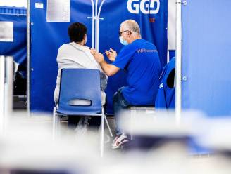 Kuipers verhoogt alarmniveau corona en roept kwetsbaren op herhaalprik te halen