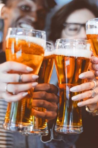 Na al die terrasjes met het goede weer: hoe geraak je snel af van die kater? Toxicoloog waarschuwt: “Neem géén paracetamol als je gedronken hebt”