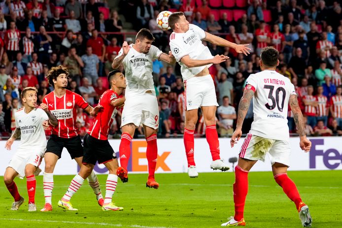 PSV uitgeschakeld door Benfica in de voorronde van de Champions League.