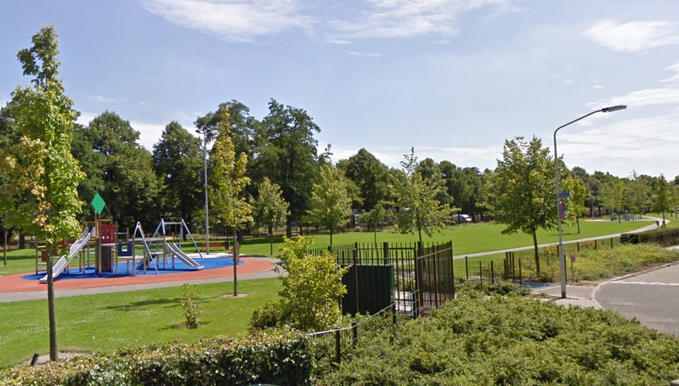 Het Luitenpark. Naast het speeltuintje zou een sportpark moeten komen met de naam van Kees Vermunt.