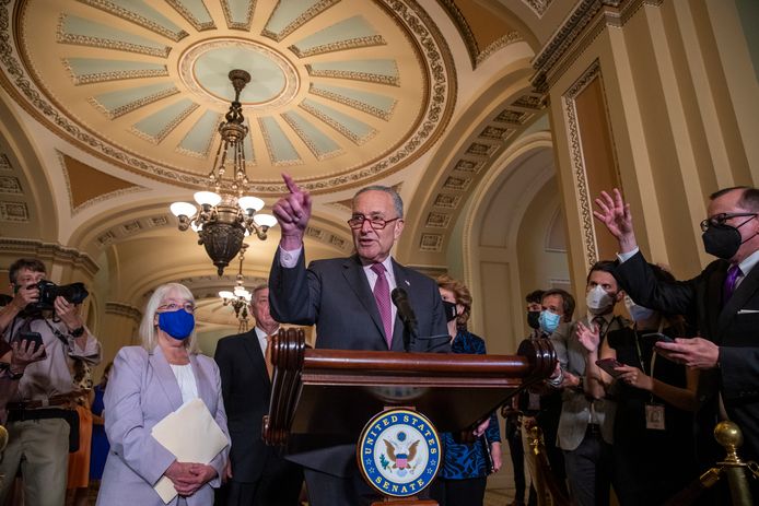 De Democratische fractievoorzitter Chuck Schumer beantwoordt vragen van de pers.