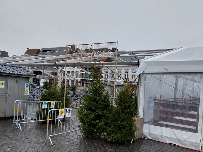De Poperingse kerstmarkt moest eerder deze week dicht blijven om de overkapping te kunnen weghalen. Vanaf donderdagmiddag 30 december gaat de kerstmarkt weer open.