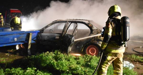 Verlaten auto brandt uit op parkeerplaats in Gameren - BD.nl