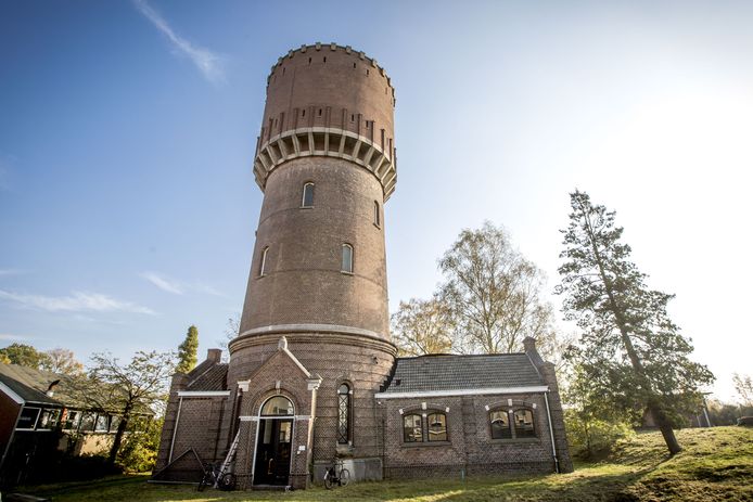 De Watertoren van Hengelo gaat in de verkoop.