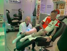 Deze Feyenoordfans tatoeëren nu al overwinning op hun lichaam: ‘Ze krijgen het écht wel voor elkaar’
