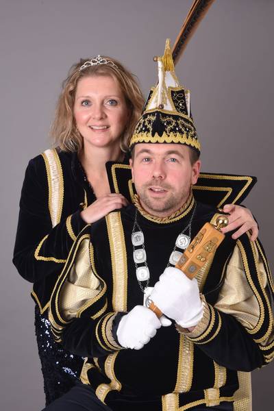 Prins Rob en prinses Joyce gaan voorop in de polonaise bij de Heikneuters in Mariahout