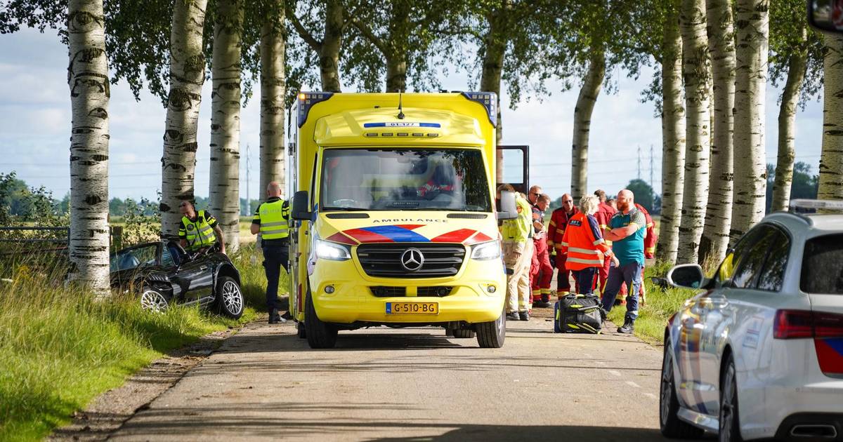 Automobilist gewond na botsing tegen boom aan de Oostumerweg in Aduard | 112 nieuws Westerkwartier