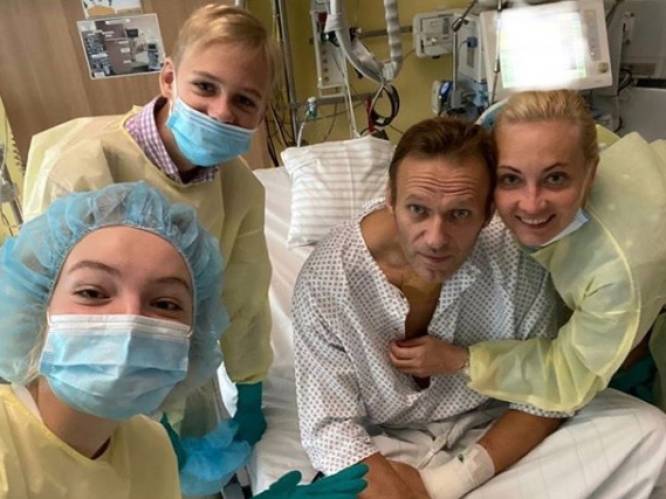 Navalny deelt allereerste foto vanop ziekbed: “Ik heb gisteren hele dag zelfstandig geademd”