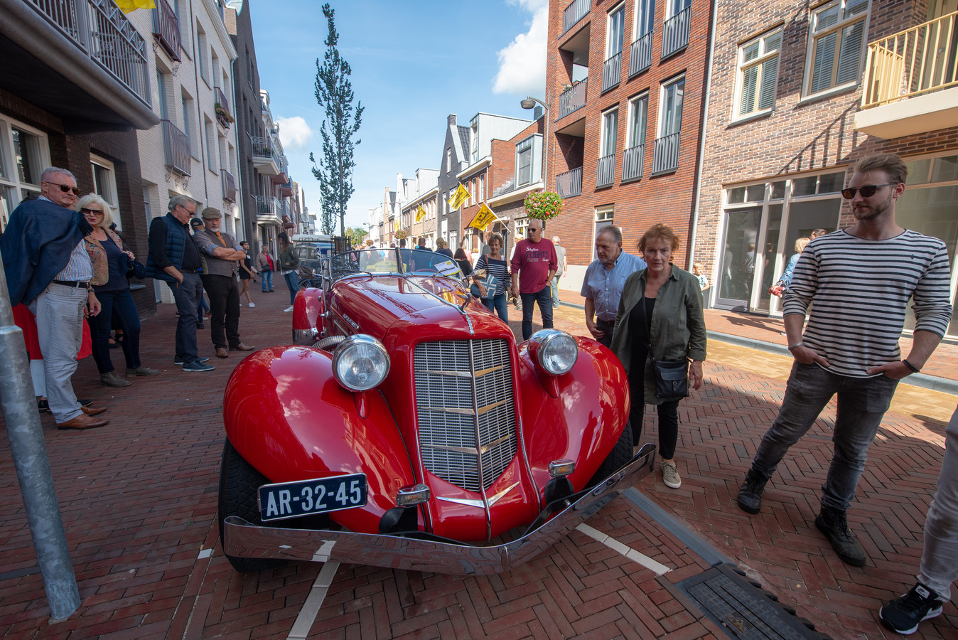 Oldtimers dit jaar langer in Alphens stadshart | Foto | AD.nl