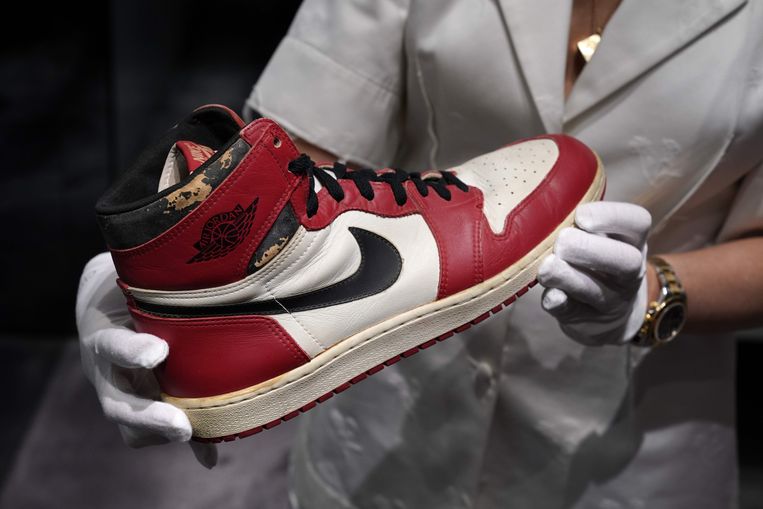 Een van de gedragen schoenen door Michael Jordan, die voor meer dan een half miljoen onder de hamer gingen.  Beeld AFP