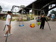 De Kaaij staat weer op haar stekkie onder de brug: nu is het wachten nog op de zomer