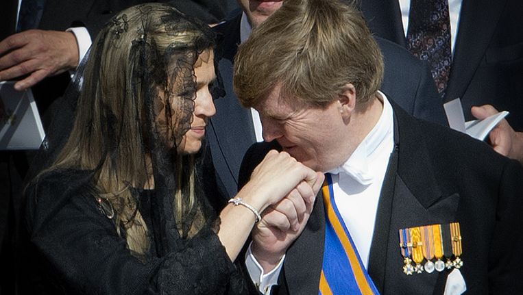 Prins Wilem-Alexander geeft prinses Maxima een handkus na de communie op het Sint Pietersplein voor de inauguratie van paus Franciscus. Beeld anp