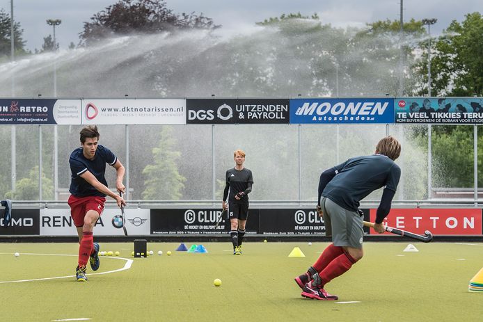 Onder meer de heren van hockeyclub Tilburg hebben de training hervat. In deze coronatijd betekent dat oefeningen met voldoende tussenruimte.
