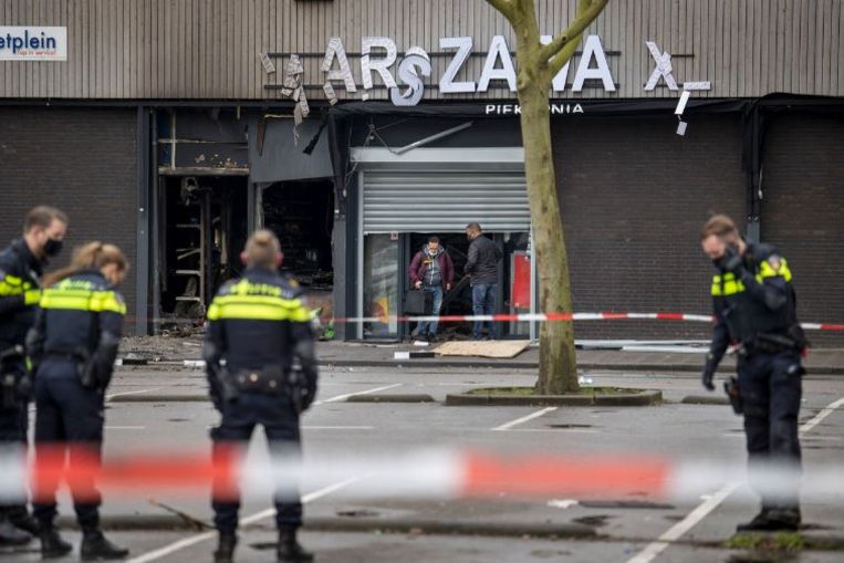 Schade nadat er begin 2021 een explosief was afgegaan bij een Poolse supermarkt in Tilburg. Beeld Arie Kievit