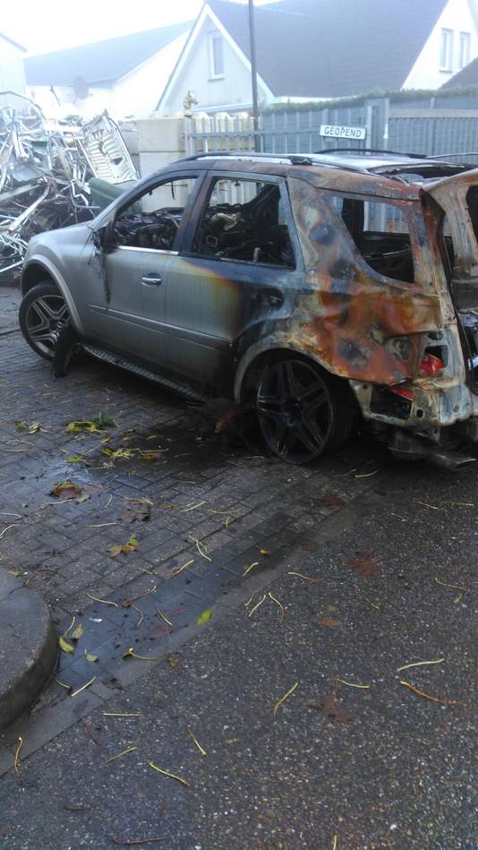 De uitgebrande auto in Leuth.