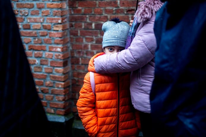 Een meisje en haar moeder staan in de rij bij het Klein Kasteeltje in Brussel. Archiefbeeld van december vorig jaar.