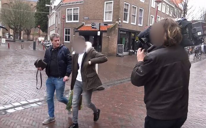 Marijn G. in de Lange Delft in Middelburg met presentator Alberto Stegeman naast hem. Het tv-programma Undercover in Nederland besteedde vorig jaar aandacht aan de zaak.