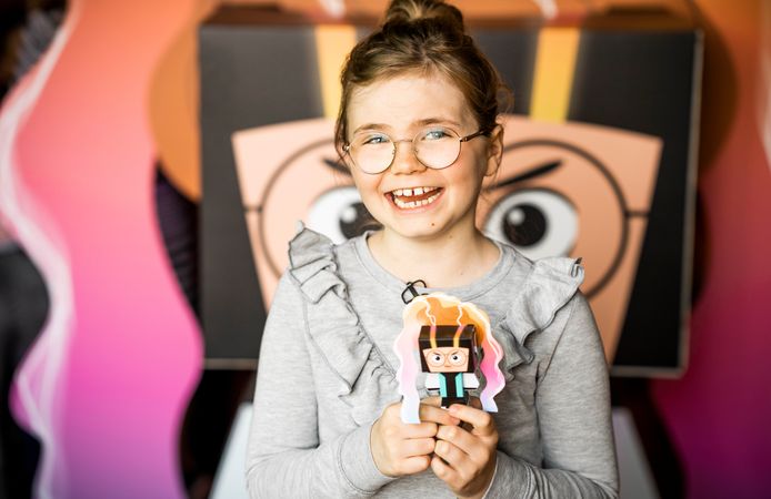 Liz en haar superheldenpoppetje dat je bij een Happy Meal krijgt.