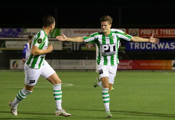 Wouter Verstraaten juicht nadat hij gescoord heeft voor Achilles Veen.