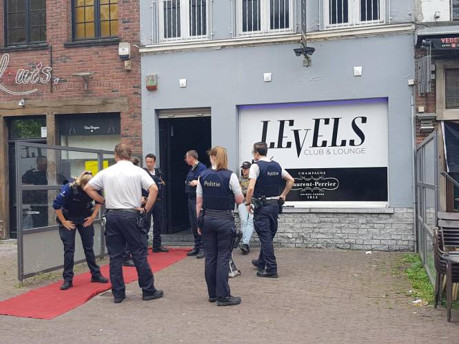 Vrouw zit opgesloten in nachtclub van zoon Michel Van den Brande en belt politie